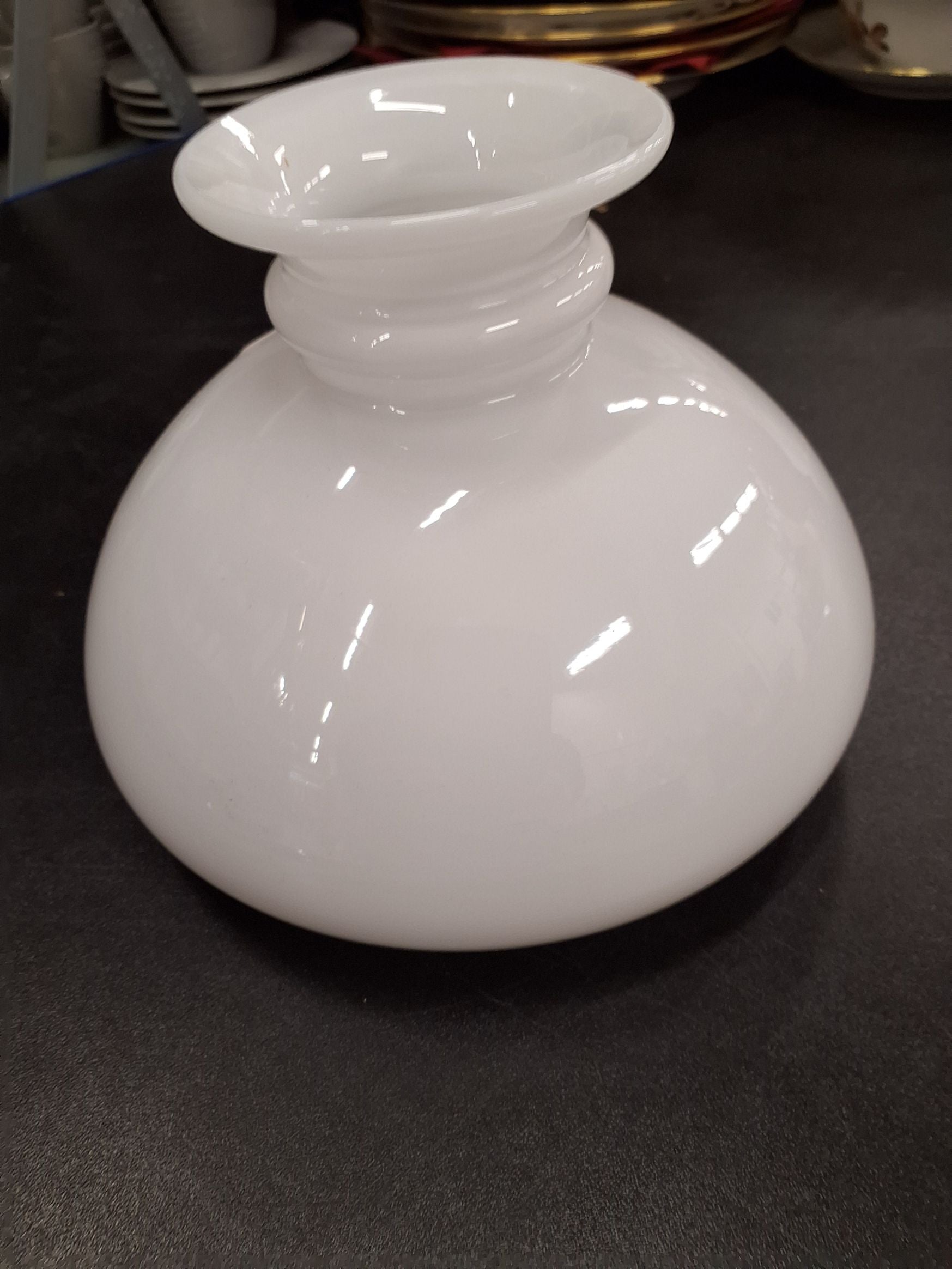 Klassisk hvid opalin glasskærm til olielampe – Ø152 mm